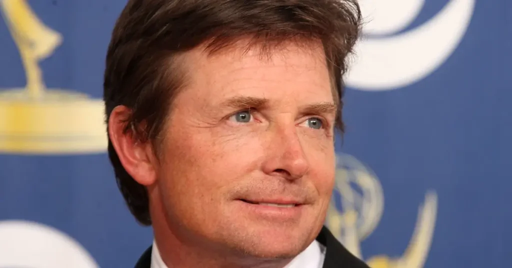 Michael J. Fox em evento público após revelar o diagnóstico de Doença de Parkinson em 1998.
