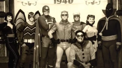 Carla Gugino, Jeffrey Dean Morgan, Dan Payne e elenco caracterizados como os Minutemen em Watchmen: O Filme (2009), em foto promocional com estética retrô dos anos 1940