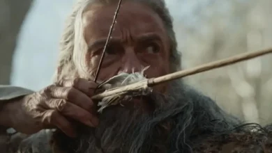 new trailer for the death of robin hood Hugh Jackman como Robin Hood apontando uma flecha em cena do novo trailer de A Morte de Robin Hood (2026)