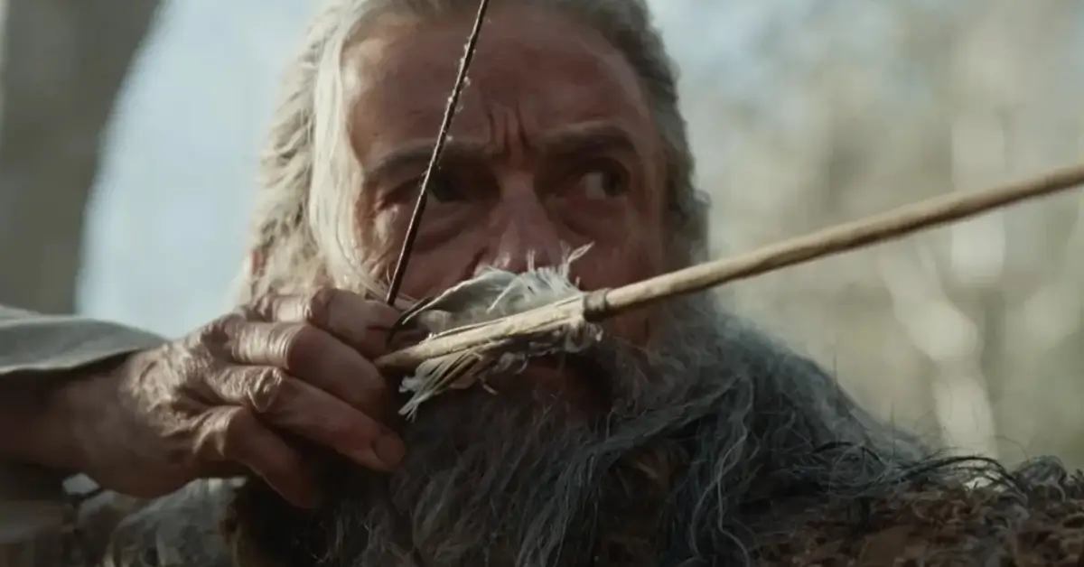 Hugh Jackman como Robin Hood apontando uma flecha em cena do novo trailer de A Morte de Robin Hood (2026)