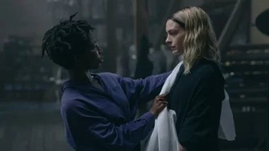 novo trailer de entre notas e costuras Anne Hathaway e Michaela Coel em cena do Novo trailer de Entre Notas e Costuras (2026), em momento dramático nos bastidores da moda