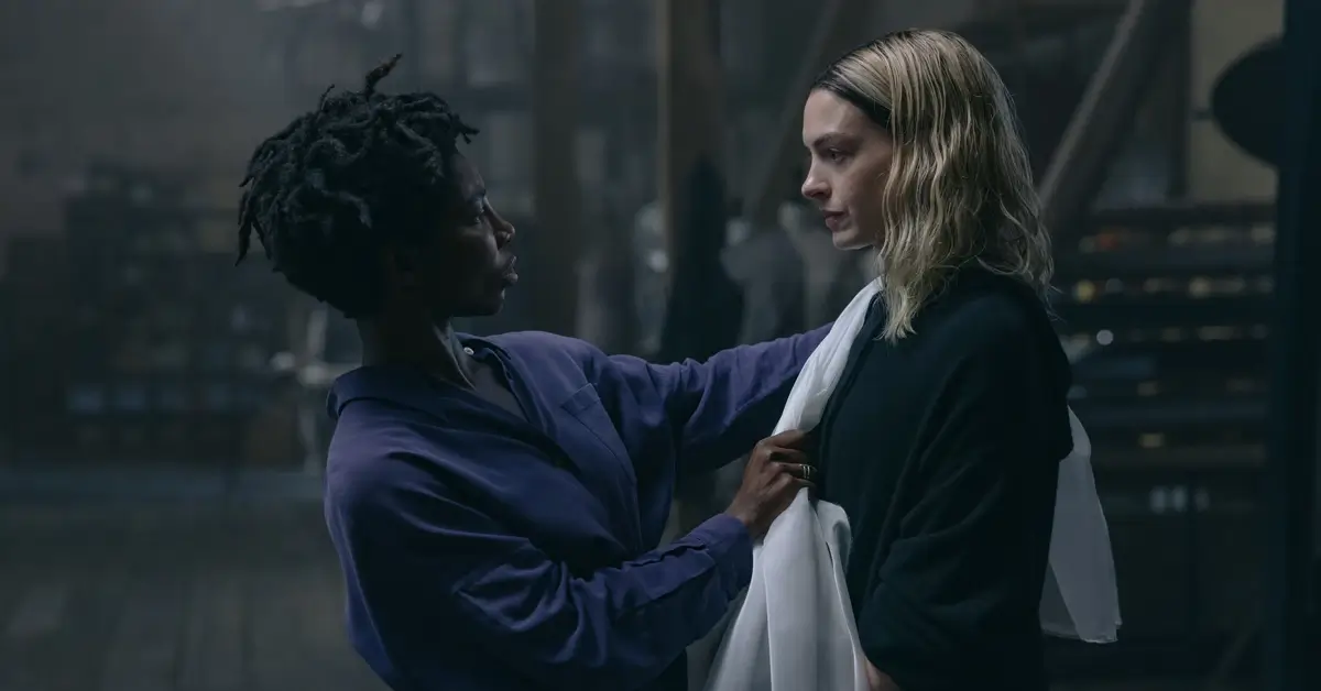 novo trailer de entre notas e costuras Anne Hathaway e Michaela Coel em cena do Novo trailer de Entre Notas e Costuras (2026), em momento dramático nos bastidores da moda