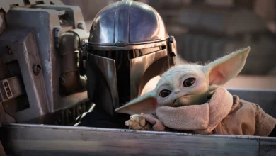 Grogu ao lado de Din Djarin em cena de The Mandalorian and Grogu, novo filme de Star Wars