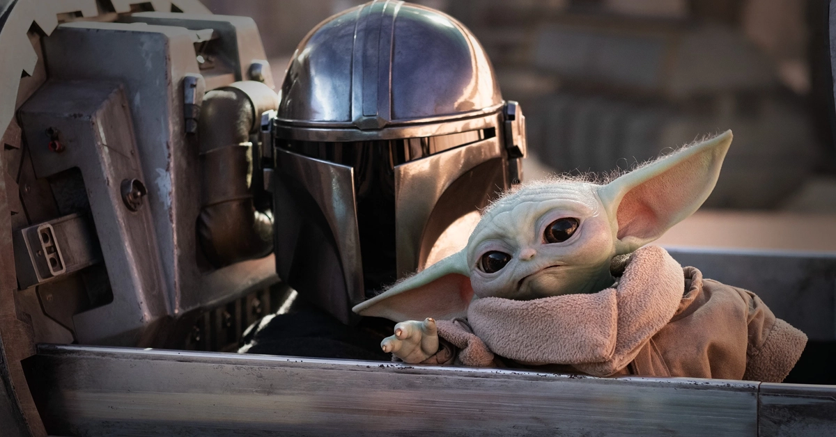 Grogu ao lado de Din Djarin em cena de The Mandalorian and Grogu, novo filme de Star Wars