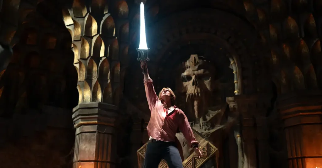 Príncipe Adam erguendo a Espada do Poder brilhando no Castelo de Grayskull em Mestres do Universo.