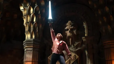novo trailer mestres do universo filme 2026 Príncipe Adam erguendo a Espada do Poder brilhando no Castelo de Grayskull em Mestres do Universo.