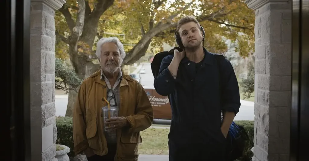 o afinador elenco Dustin Hoffman e Leo Woodall em cena do elenco de O Afinador (2025), thriller criminal dirigido por Daniel Roher