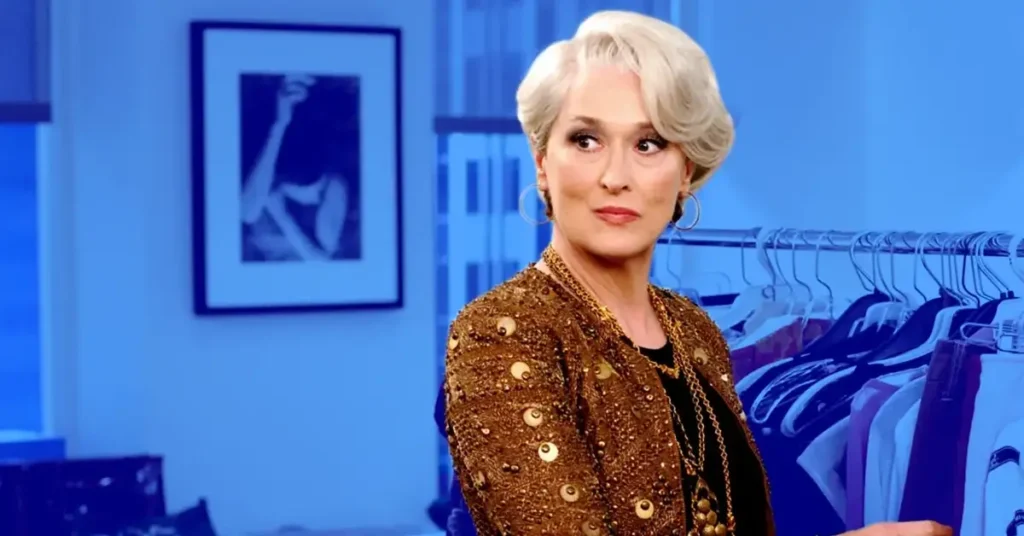 Meryl Streep como Miranda Priestly durante o discurso do suéter azul-celeste em O Diabo Veste Prada, cena sobre a influência da moda