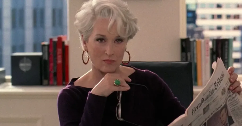 Meryl Streep como Miranda Priestly lendo jornal em O Diabo Veste Prada, símbolo da recepção crítica do filme