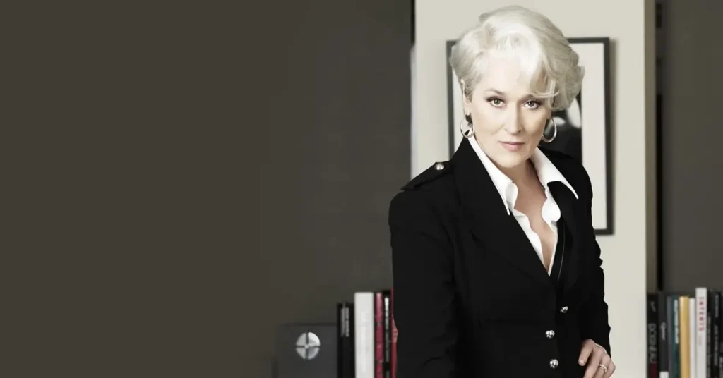 Meryl Streep como Miranda Priestly com cabelo branco em O Diabo Veste Prada, símbolo de poder e sofisticação