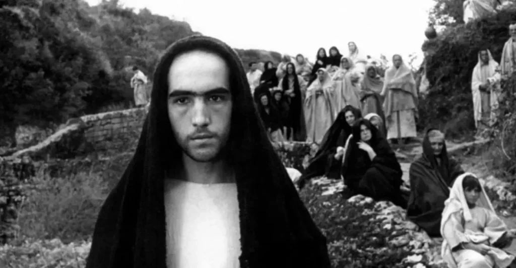 Enrique Irazoqui como Jesus em O Evangelho Segundo São Mateus (1964), filme de Pier Paolo Pasolini com abordagem realista e política sobre Cristo