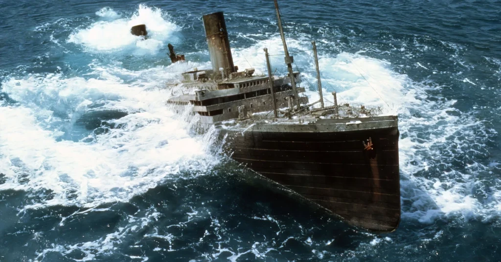 Cena do filme O Resgate do Titanic (1980), que imagina a recuperação do RMS Titanic no fundo do oceano