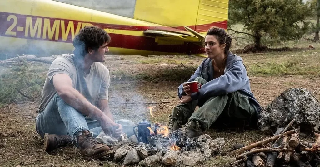 Margaret Qualley e Jacob Elordi em cena ao redor de uma fogueira no filme Ponto Sem Retorno (2026)