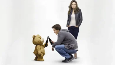 Pôster internacional de “O Ursinho Ted” com Mark Wahlberg agachado brindando com o personagem Ted enquanto Mila Kunis observa ao fundo