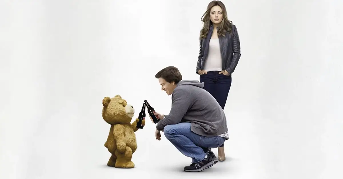 Pôster internacional de “O Ursinho Ted” com Mark Wahlberg agachado brindando com o personagem Ted enquanto Mila Kunis observa ao fundo