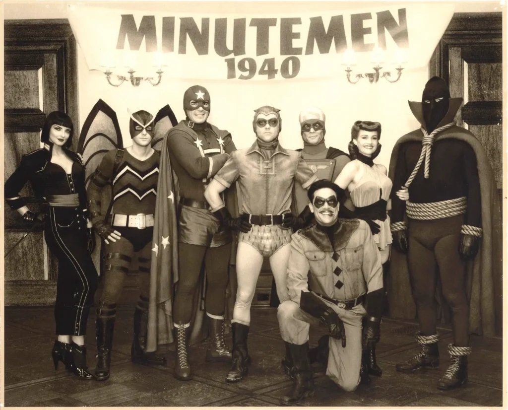 Primeira imagem oficial de os Minutemen em Watchmen (2009), equipe original de super-heróis em retrato retrô ambientado em 1940