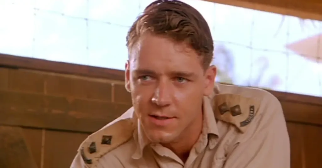 Russell Crowe como tenente Corbett em cena do filme Juramento de Sangue (1990), drama de guerra baseado em fatos reais