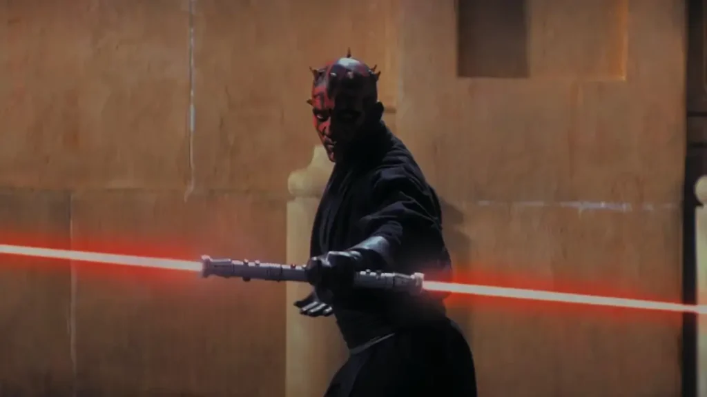 Darth Maul com sabre de luz duplo vermelho em Star Wars Episódio I A Ameaça Fantasma