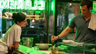 so por uma noite trailer Monica Barbaro observa Callum Turner preparando comida em um restaurante na cena do trailer de Só Por Uma Noite (2026)