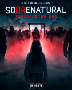 Poster do filme Sobrenatural: Agora Entre Nós com garota diante de uma porta cercada por entidades sombrias em ambiente com névoa vermelha