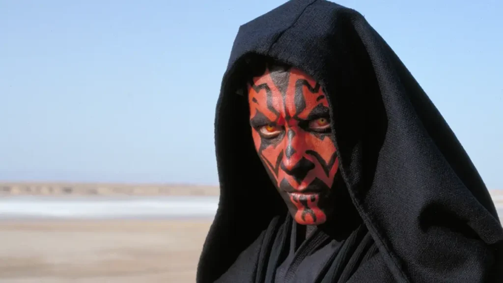 Ray Park como Darth Maul em Star Wars Episódio I A Ameaça Fantasma com traje Sith e rosto pintado