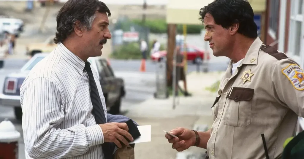 Sylvester Stallone como Freddy Heflin em Cop Land (1997) em cena com Robert De Niro