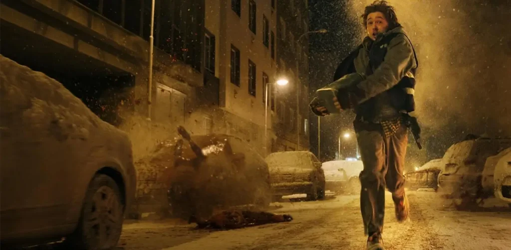 Austin Abrams corre em rua coberta de neve em cena do teaser de Resident Evil (2026)
