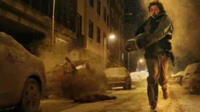 teaser de resident evil 2026 Austin Abrams corre em rua coberta de neve em cena do teaser de Resident Evil (2026)