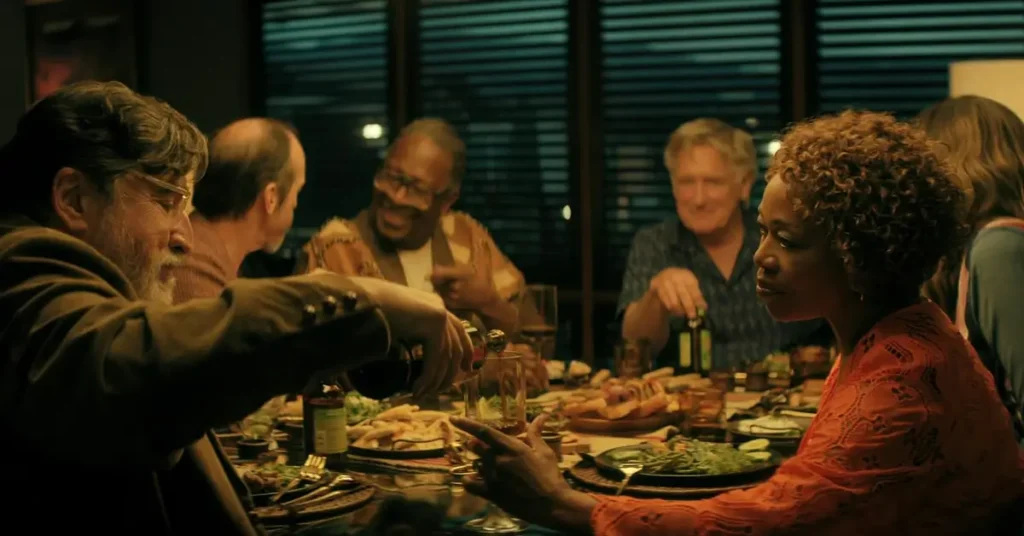 Elenco principal de The Boroughs (2026) reunido em jantar na comunidade: Geena Davis, Alfred Molina, Bill Pullman, Alfre Woodard, Denis O’Hare e Clarke Peters