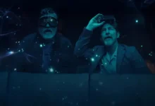Alfred Molina e Denis O’Hare em cena de The Boroughs (2026), série da Netflix com elementos sobrenaturais e ficção científica