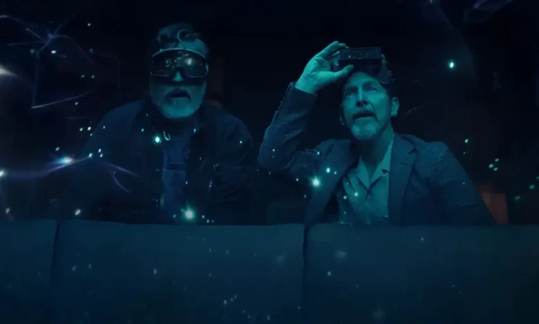 Alfred Molina e Denis O’Hare em cena de The Boroughs (2026), série da Netflix com elementos sobrenaturais e ficção científica