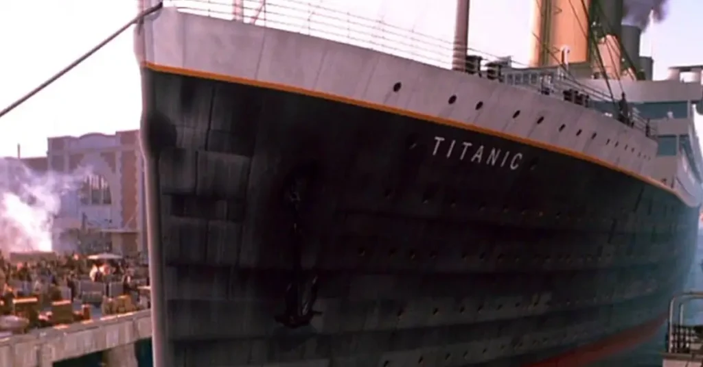 Cena da minissérie Titanic (1996), mostrando o navio antes da viagem inaugural