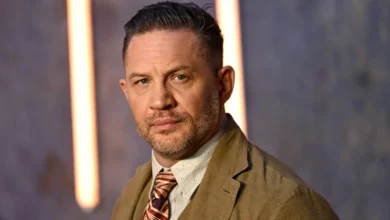 Tom Hardy em retrato recente durante evento promocional, ator anunciou pausa na carreira em 2026 por problemas de saúde e foco na família