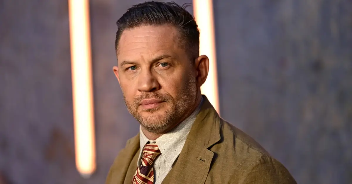 Tom Hardy em retrato recente durante evento promocional, ator anunciou pausa na carreira em 2026 por problemas de saúde e foco na família