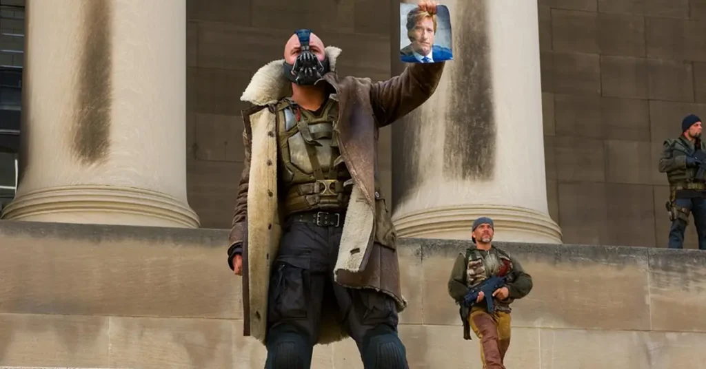 Tom Hardy como Bane em Batman O Cavaleiro das Trevas Ressurge (2012), papel que exigiu intensa transformação física