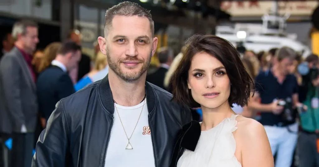Tom Hardy e Charlotte Riley juntos em evento público casal está junto desde 2014