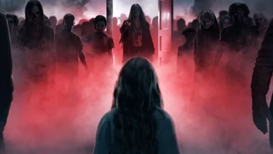 Imagem promocional do trailer de Sobrenatural: Agora Entre Nós com entidade sombria cercando personagem em ambiente com névoa vermelha