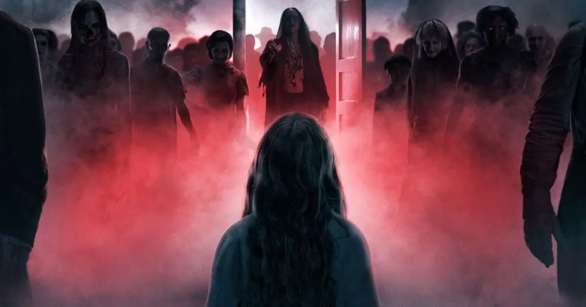Imagem promocional do trailer de Sobrenatural: Agora Entre Nós com entidade sombria cercando personagem em ambiente com névoa vermelha