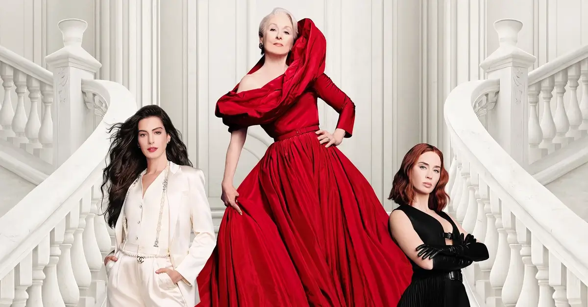 Anne Hathaway, Meryl Streep e Emily Blunt em cena do trailer final de O Diabo Veste Prada 2 (2026), reunidas em escadaria elegante