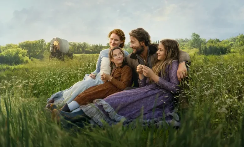 Cena da série Uma Casa na Pradaria (Little House on the Prairie), produção original da Netflix baseada nos romances autobiográficos de Laura Ingalls Wilder. Na imagem, Luke Bracey, Crosby Fitzgerald, Alice Halsey e Skywalker Hughes aparecem reunidos em um campo, representando a vida familiar no interior dos Estados Unidos no século XIX.
