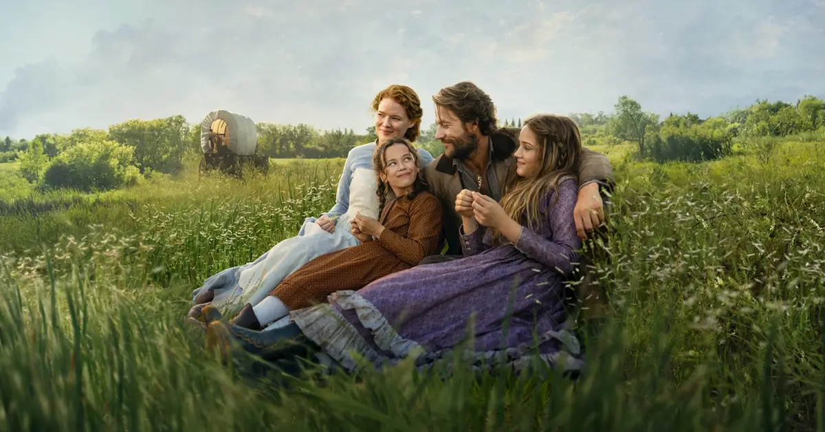 Cena da série Uma Casa na Pradaria (Little House on the Prairie), produção original da Netflix baseada nos romances autobiográficos de Laura Ingalls Wilder. Na imagem, Luke Bracey, Crosby Fitzgerald, Alice Halsey e Skywalker Hughes aparecem reunidos em um campo, representando a vida familiar no interior dos Estados Unidos no século XIX.