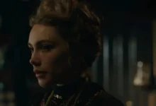 Florence Pugh como Cathy Ames em cena sombria da minissérie A Leste do Éden (East of Eden), adaptação do romance de John Steinbeck