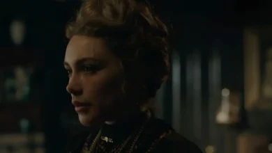Florence Pugh como Cathy Ames em cena sombria da minissérie A Leste do Éden (East of Eden), adaptação do romance de John Steinbeck