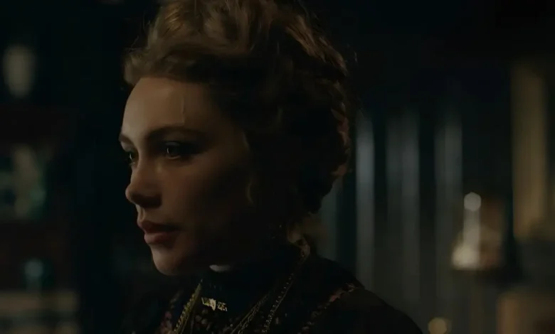Florence Pugh como Cathy Ames em cena sombria da minissérie A Leste do Éden (East of Eden), adaptação do romance de John Steinbeck