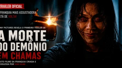 a morte do demonio em chamas trailer Arte promocional do filme A Morte do Demônio: Em Chamas com mulher possuída segurando vela e olhos vermelhos em cenário sombrio