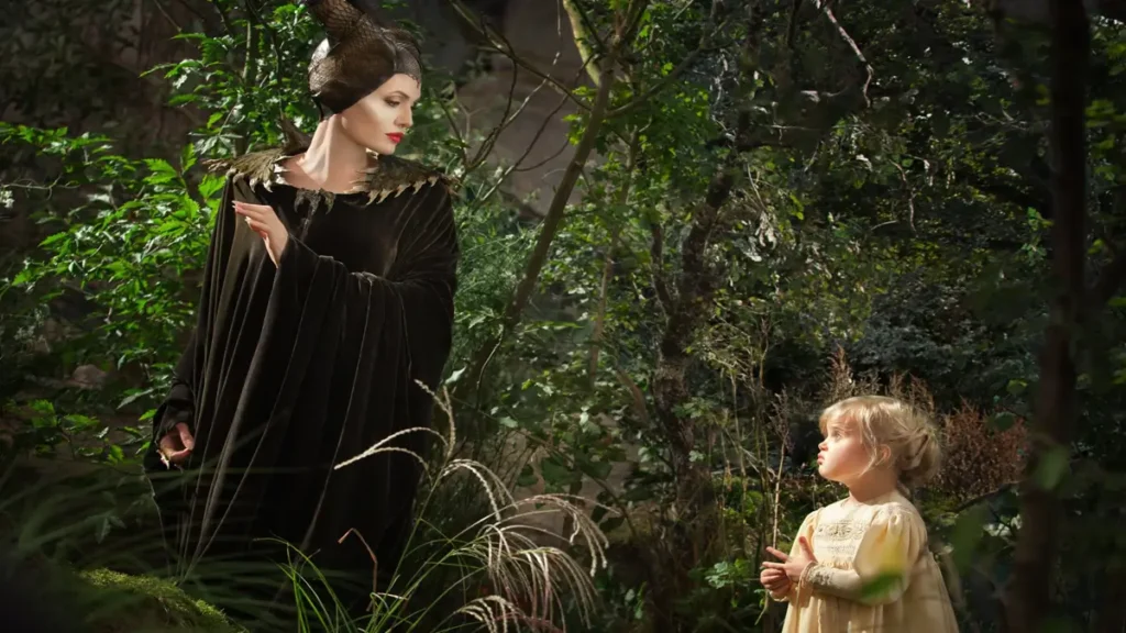 Angelina Jolie como Malévola ao lado de sua filha Vivienne Jolie-Pitt em cena do filme Malévola (2014).