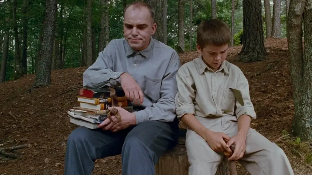 Billy Bob Thornton em cena do filme Na Corda Bamba (1996) ao lado de Lucas Black