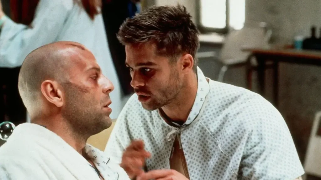 Bruce Willis e Brad Pitt em cena do filme 12 Macacos (1995), ficção científica dirigida por Terry Gilliam