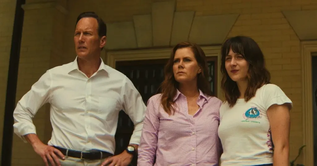 Amy Adams, Patrick Wilson e Lily Collias em cena da série Cabo do Medo (2026), produção da Apple TV+ estrelada pelo elenco de Cabo do Medo (2026)