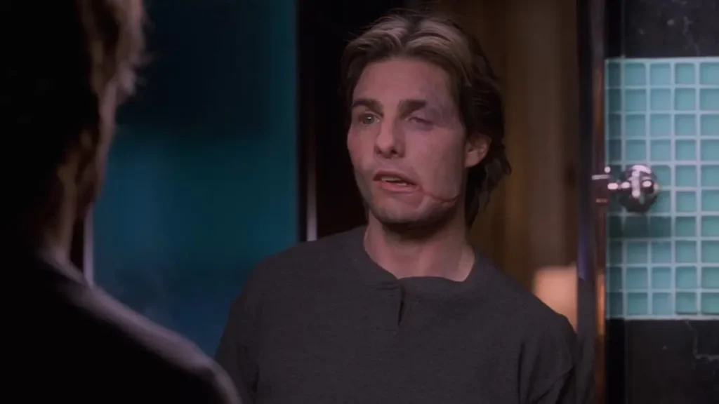 Tom Cruise como David Aames em Vanilla Sky (2001), personagem marcado por deformidades faciais após um grave acidente.